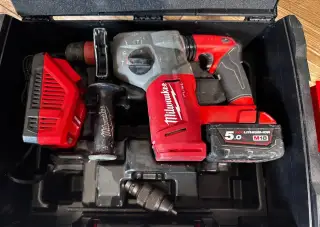 Milwaukee M18 CHX – aku kombinované kladivo (Jasný původ)