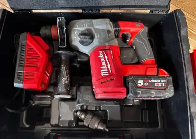 Milwaukee M18 CHX – aku kombinované kladivo (Jasný původ)