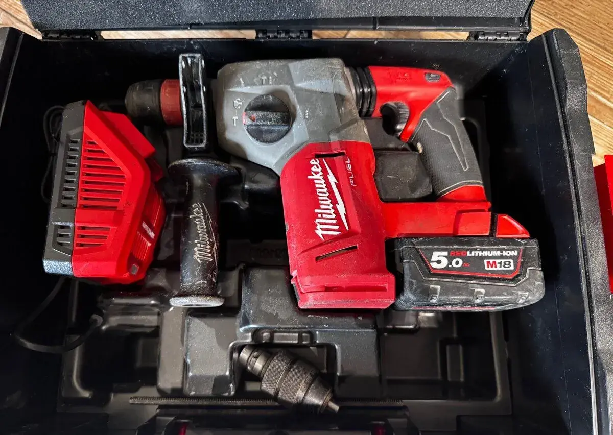 Milwaukee M18 CHX – aku kombinované kladivo (Jasný původ)