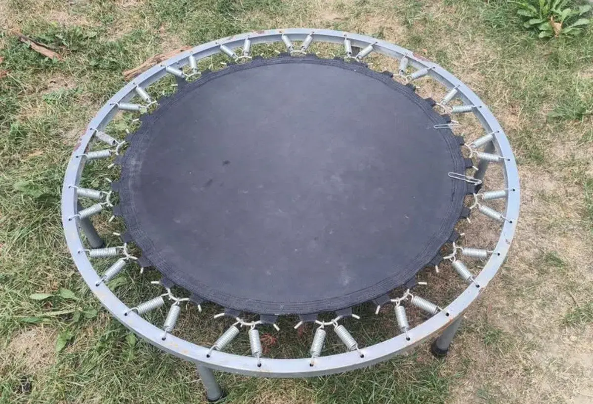 Kovová trampolína