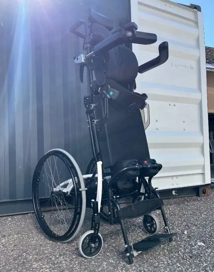Dětský zvedací invalidní vozík