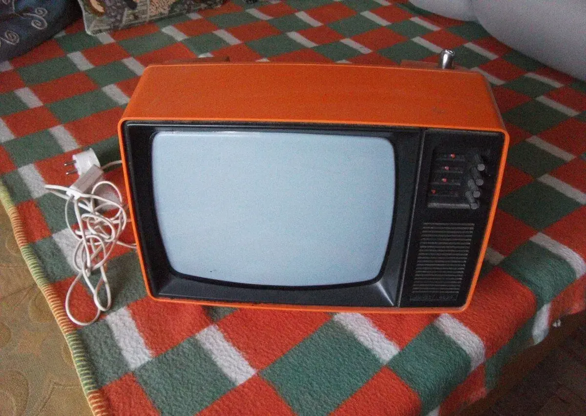 RETRO televize Junost 402 B