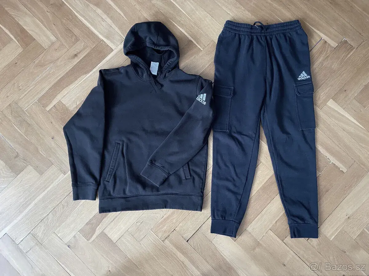Tepláková souprava Adidas, mikina a tepláky, černo-modré.