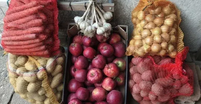 ČERVENÉ ŽLUTÉ BRAMBORY K USKLADNĚNÍ, ČESNEK, CIBULE, JABLKA