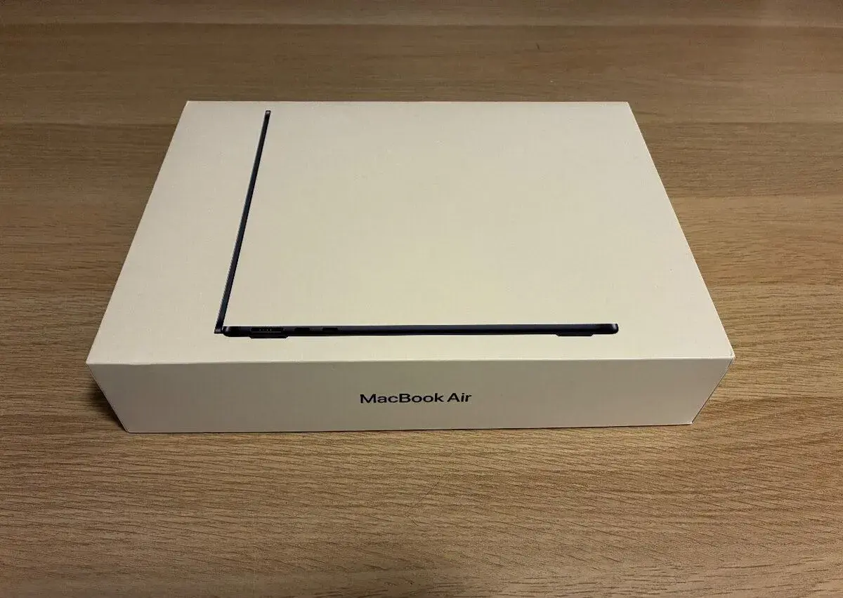 MacBook Air 2022 M2 / 8GB / 256 GB SSD / 13.6
