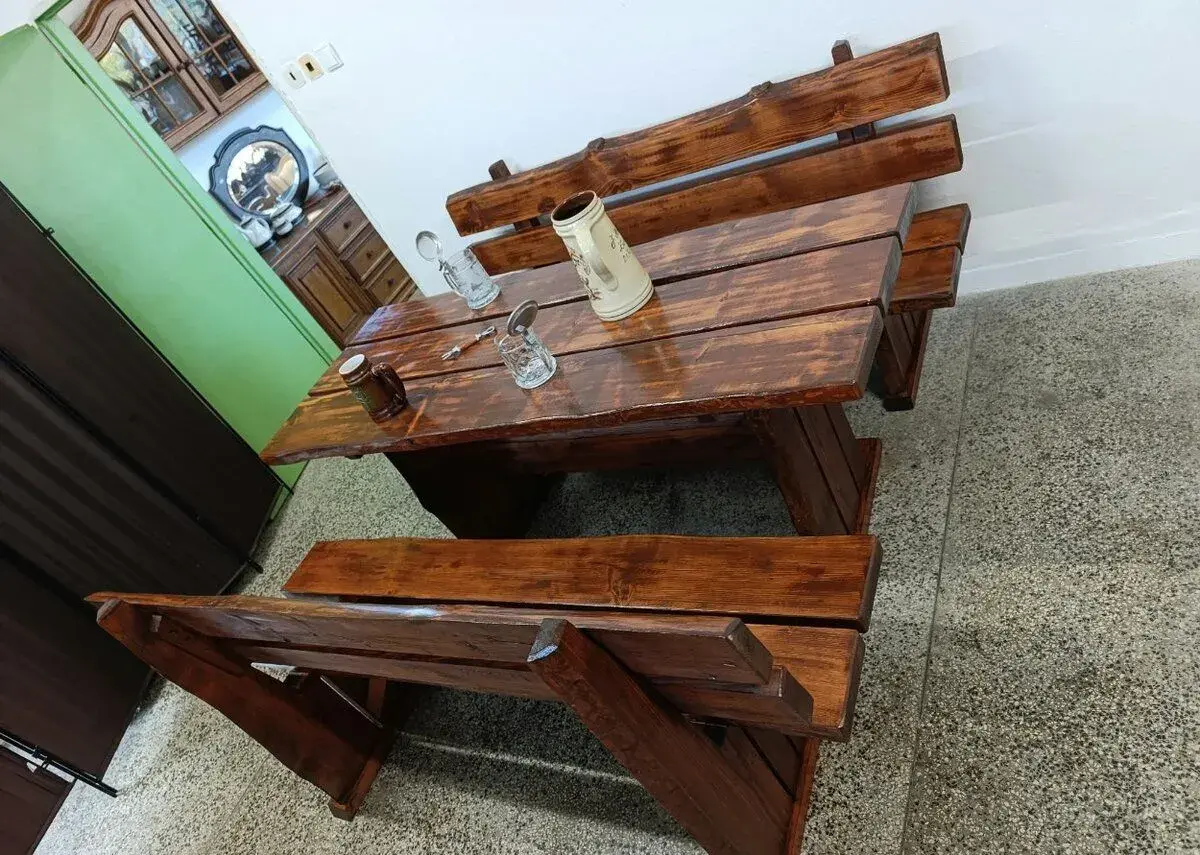 Masivní posezení stůl, 2x lavice 8 500 Kč