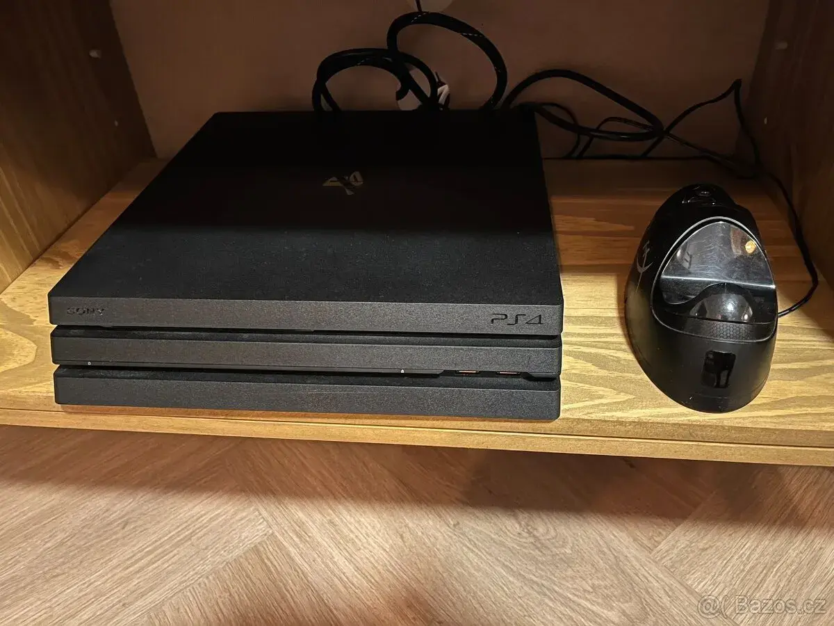 PS4 pro 1TB, 2x ovladače+nabíječka, 8 her