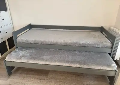 Dětská postel s přistýlkou + zábranou