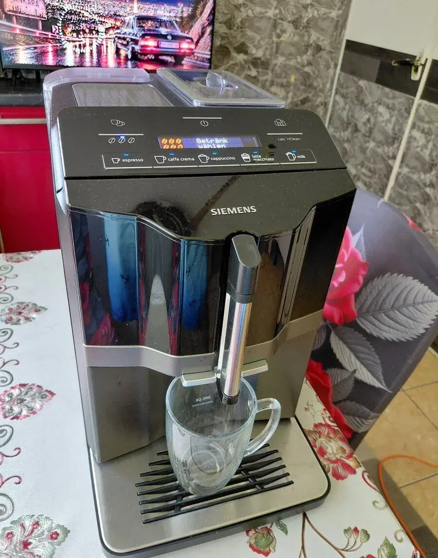automatický kávovar Siemens EQ.300 – černý