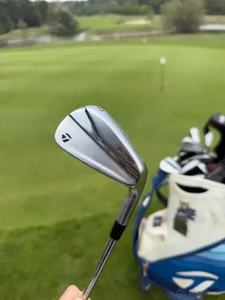 sada želez TaylorMade P790, model 2023, 4–PW.