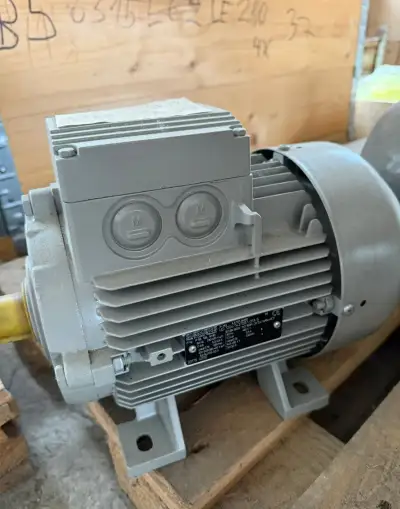 Elektromotor Siemens 1,1kW, 680 ot, patkový