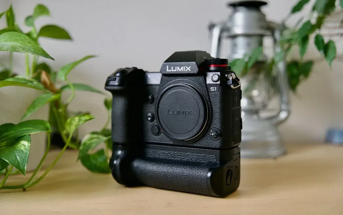 Lumix S1 tělo + battery grip