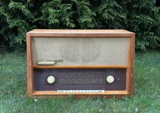 Elektronkové vintage rádio RFT Stradivari 3 (1959)