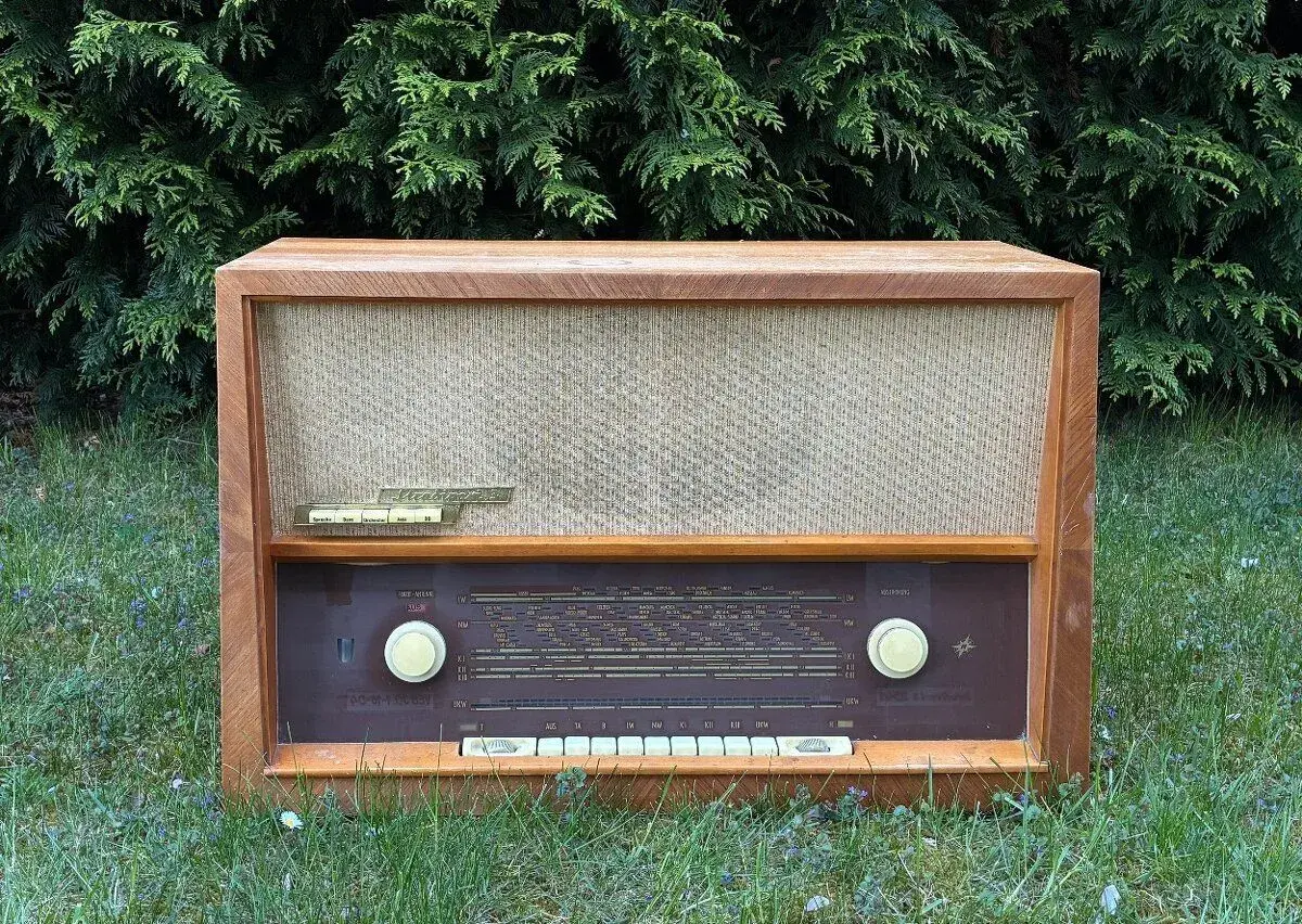 Elektronkové vintage rádio RFT Stradivari 3 (1959)