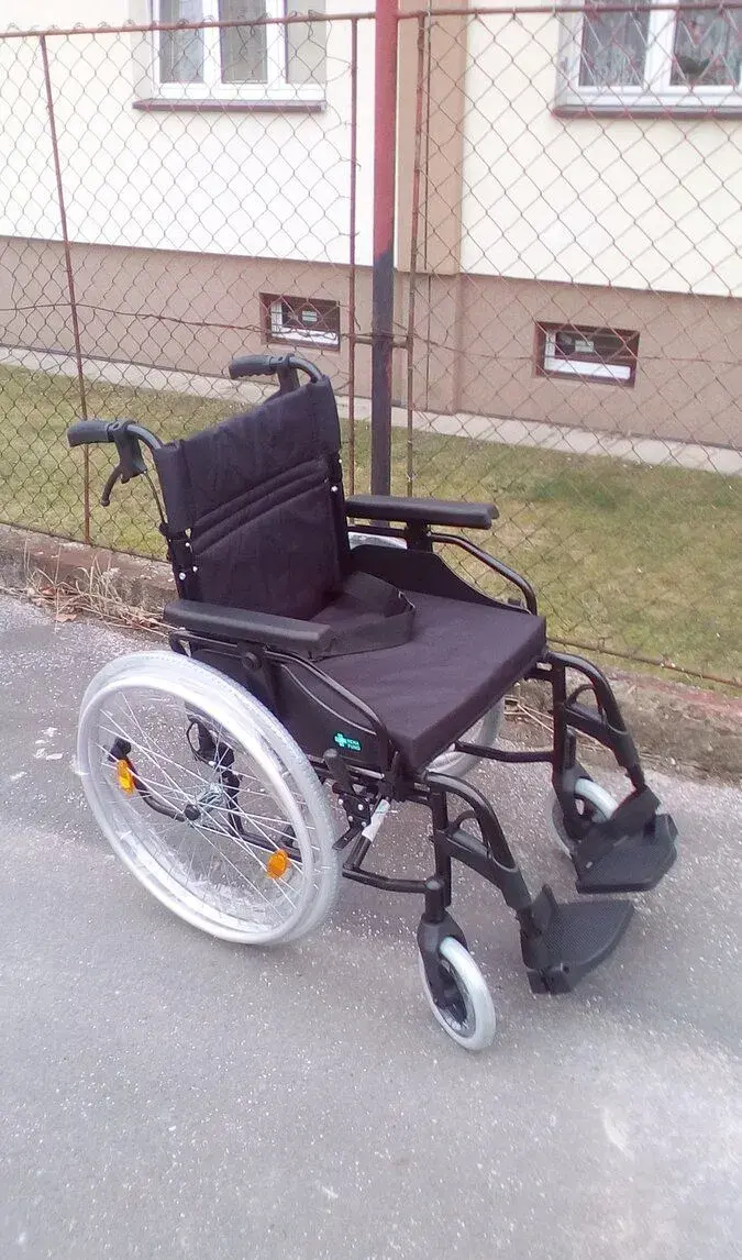 INVALIDNÍ VOZÍK 47cmZADNÍ BRZDY-lze zaslat PO ČR