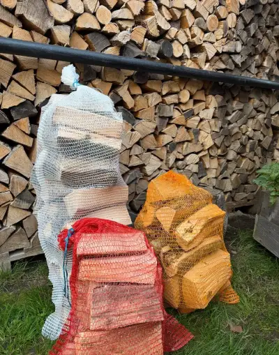 Suché tvrdé pytlované dřevo