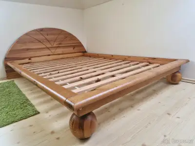 Dřevěná postel z masivu s kulovými nohami 140 × 200 cm
