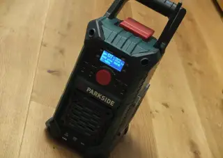 Nové Aku stavební rádio bez baterie a nabíječky.