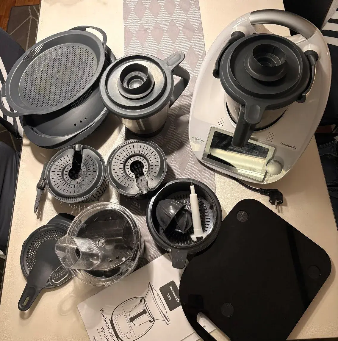 THERMOMIX TM6 - BÍLÝ + 2 NÁDOBY + BOHATÉ PŘÍsLUŠENsTvÍ
