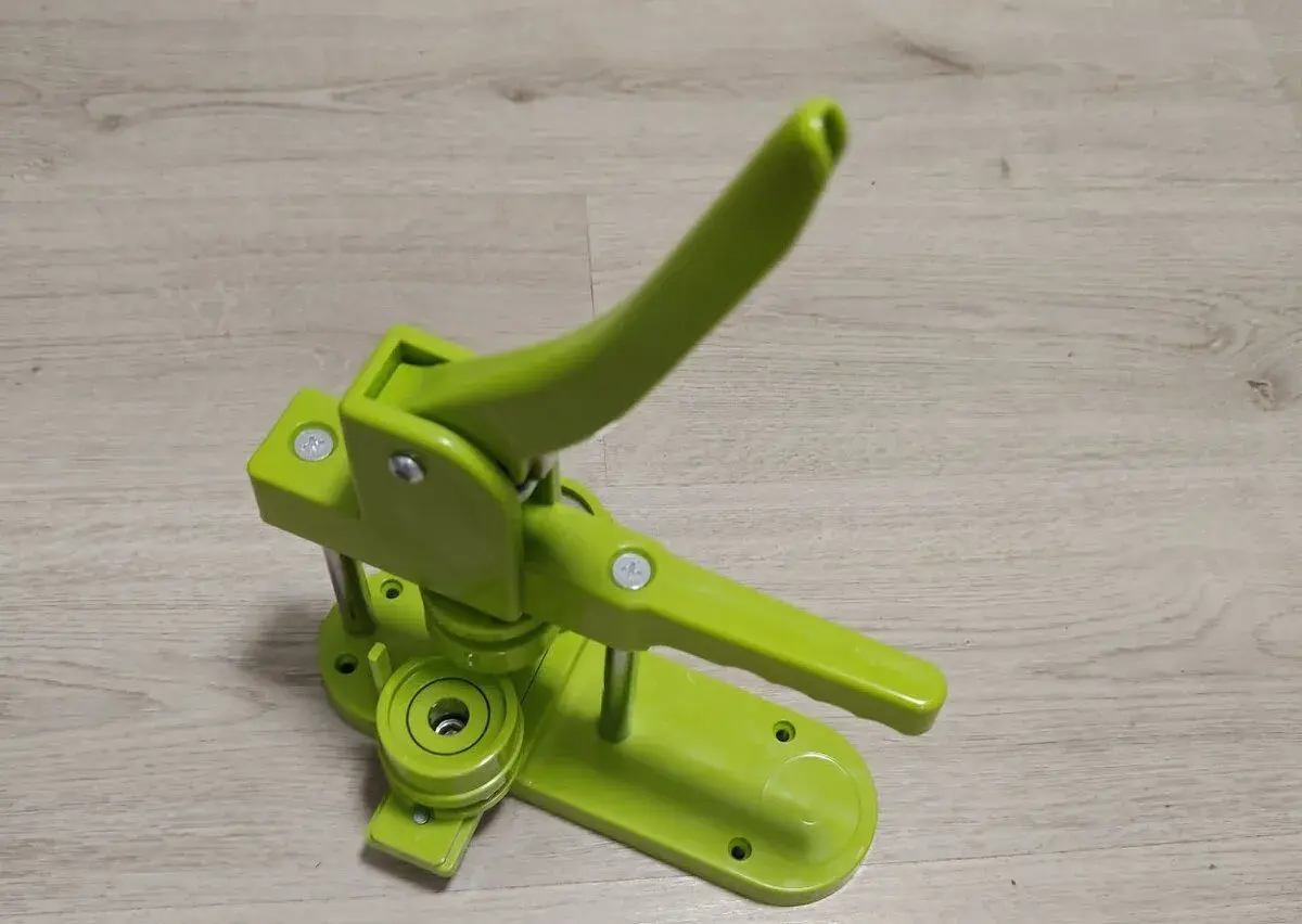 Stroj na výrobu placek odznaků 32mm - nový