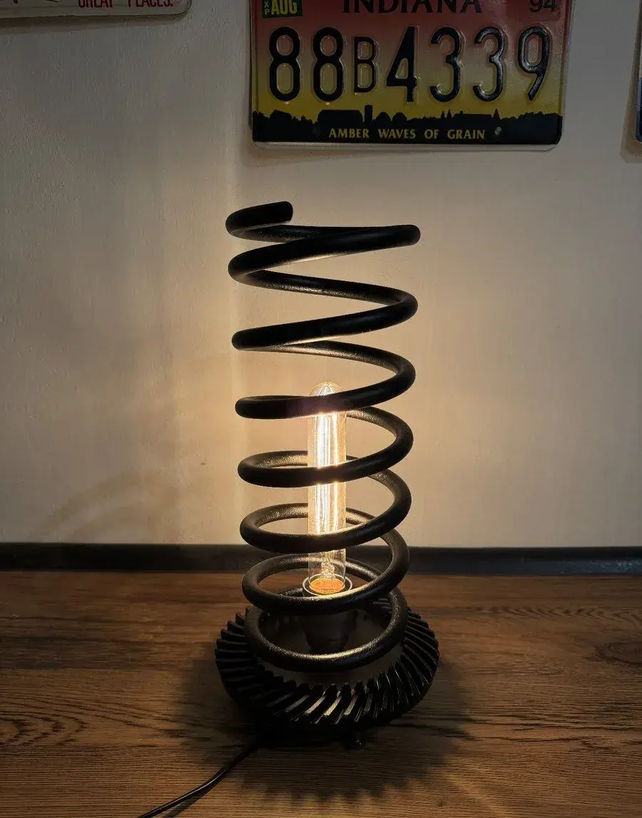 Designová lampička z pružiny