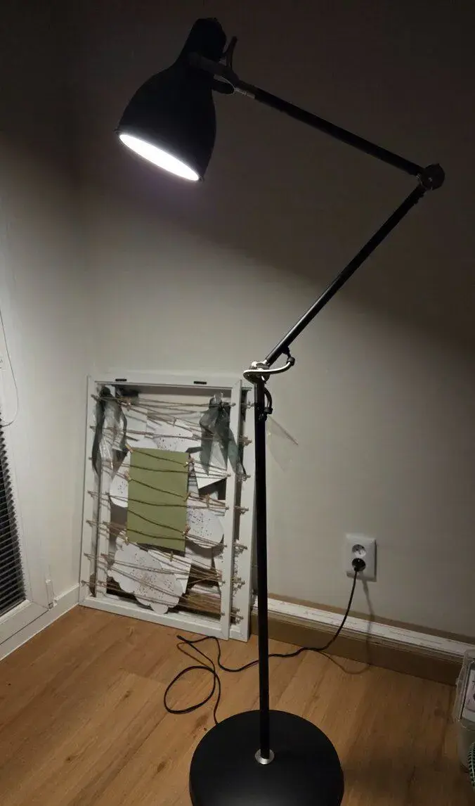 Stojací černá lampa