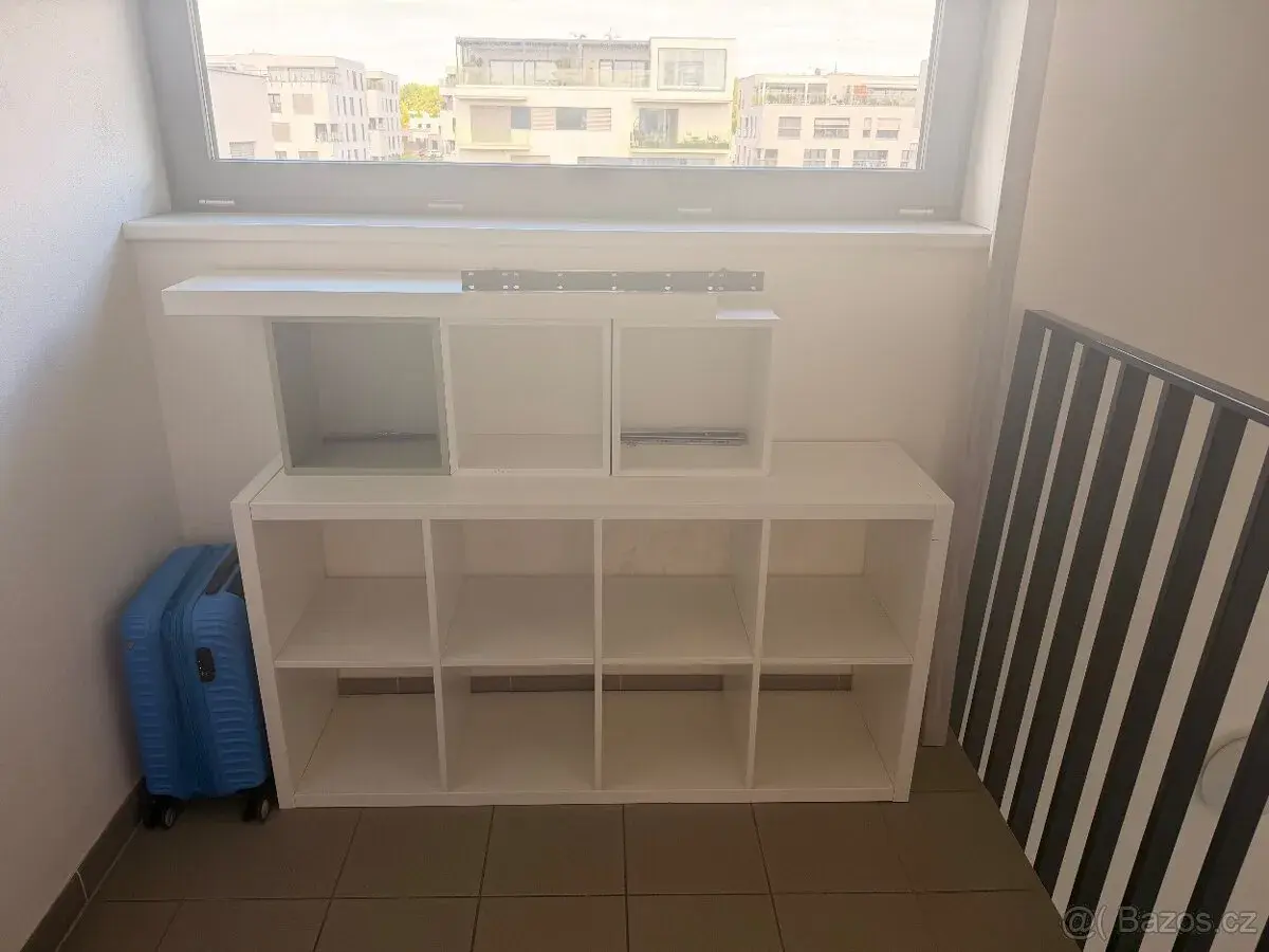 IKEA Kallax + police