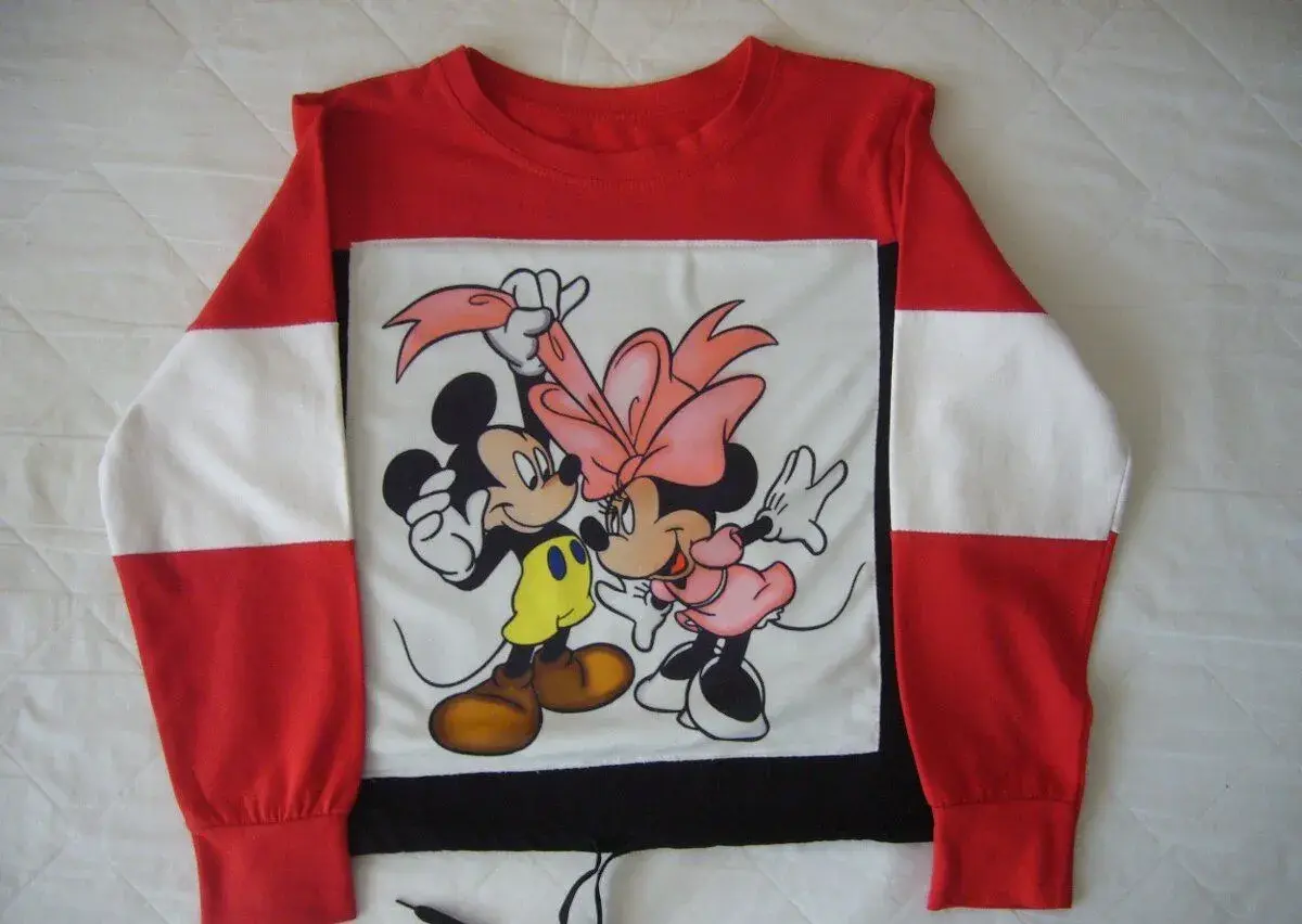 Mikinu s motivem Disney