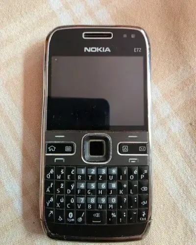 Mobilní tlačítkový telefon Nokia E72