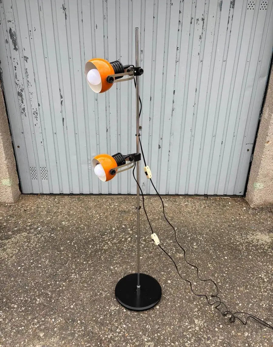 Stojací retro lampa