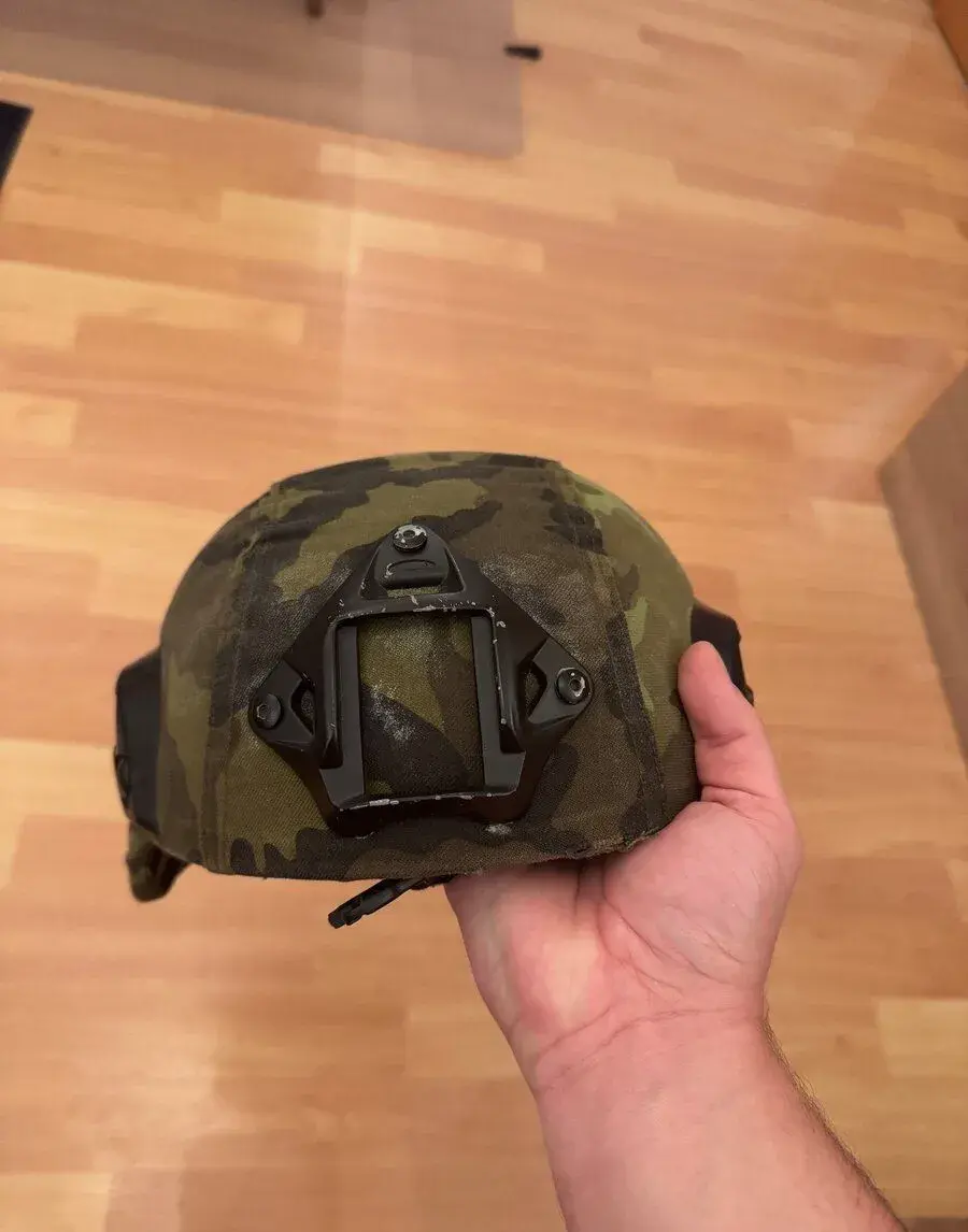 Plastová helma na airsoft s potahem vz. 95