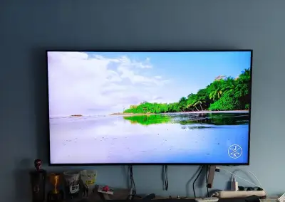50" 4K QLED TV Samsung QE50Q60A – ideální na zeď