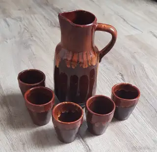 Keramický džbán s pohárky.