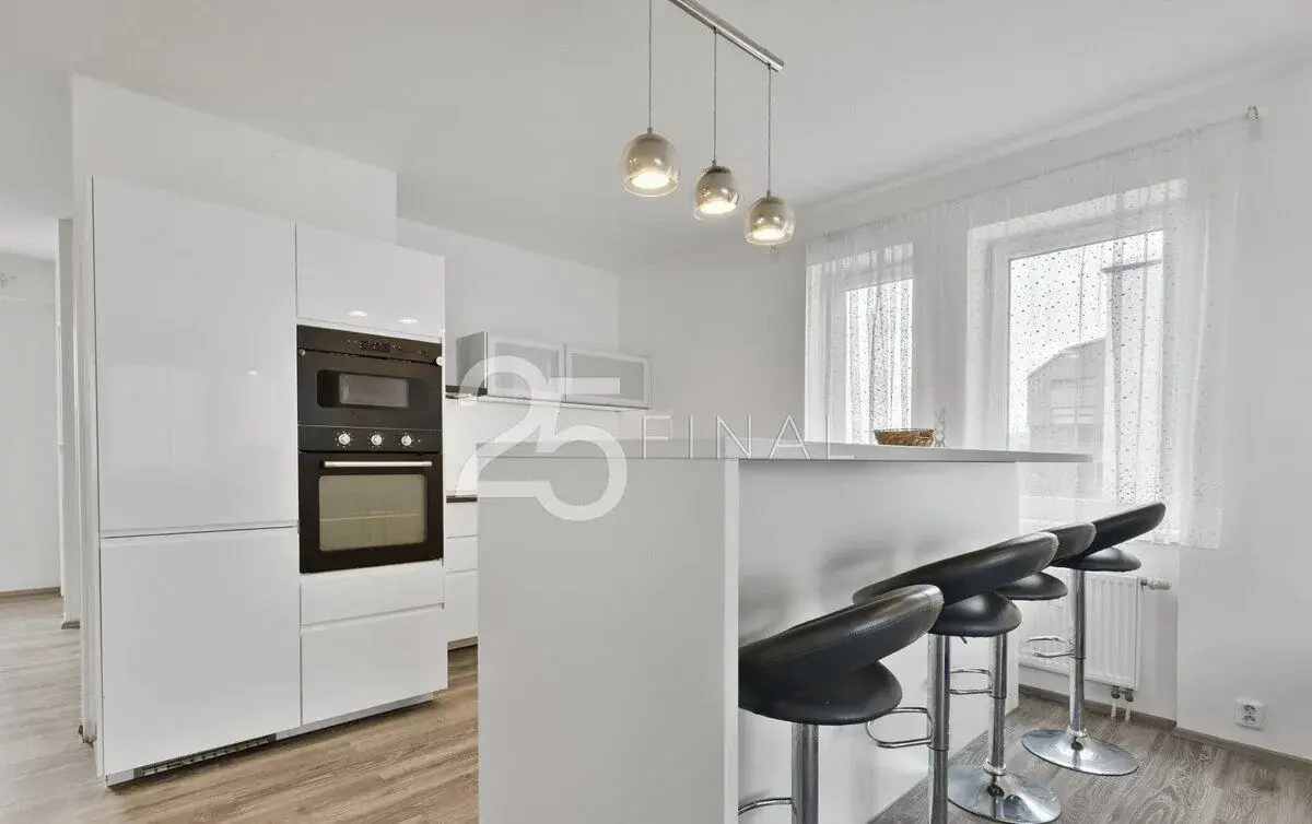 Prodej družstevního bytu 3+kk s balkonem a garážovým stáním