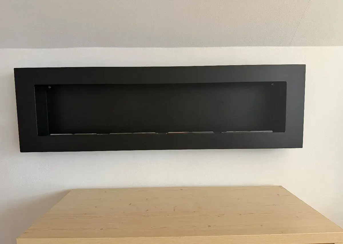 Černý nástěnný biokrb – elegantní doplněk pro útulné večery