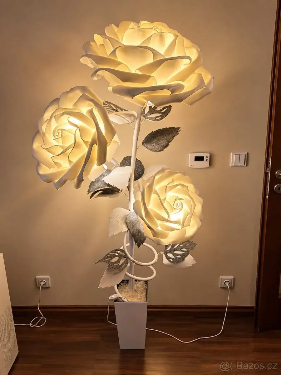 Ručně vyráběná designová stojací lampa – 3 svítící růže