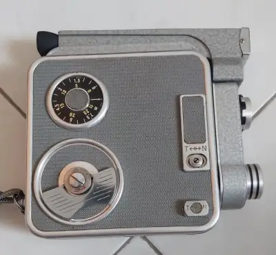 Meopta Admira 8F – historická filmová kamera 8 mm + přísluše