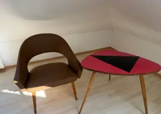 Křeslo se stolečkem