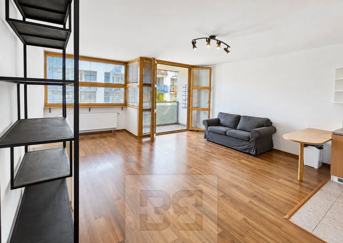 Světlý byt 1+kk s prostorným balkonem v moderní rezidenci u
