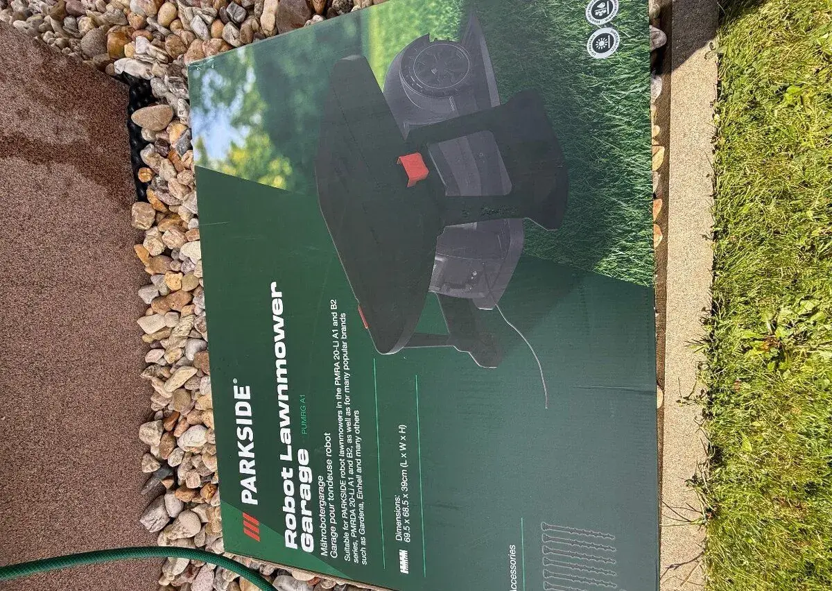 Stříška k robotické sekačce