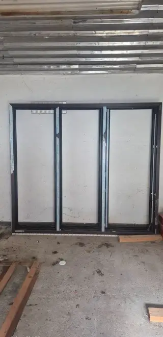 Tři Velké plastové okna
