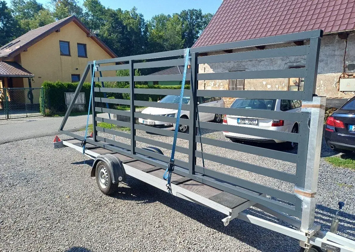 Hliníkovou posuvnou bránu
