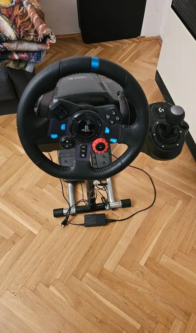 Volant Logitech g29 se stojanem a řadící pákou