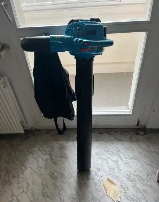 Benzinový vysavač listí
