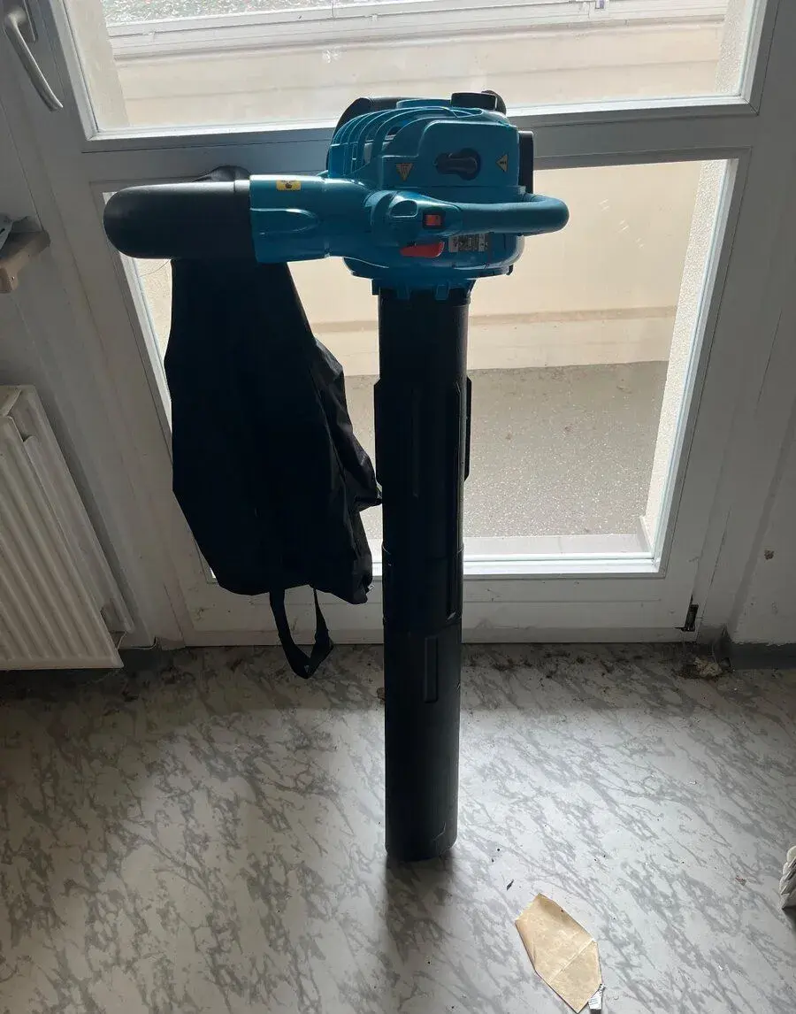 Benzinový vysavač listí