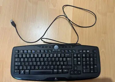 Drátová klávesnice Logitech - CZ rozložení, USB, Multimediál