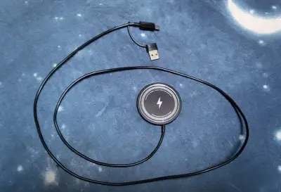 Magnetická bezdrátová nabíječka USB / Type-C konektorem.