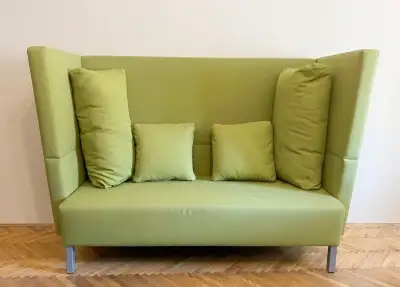 Designová pohovka s vysokým opěradlem