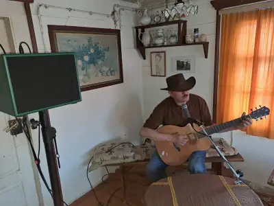 Kytara a zpěv zahraje na vaší akci styl country a folk.