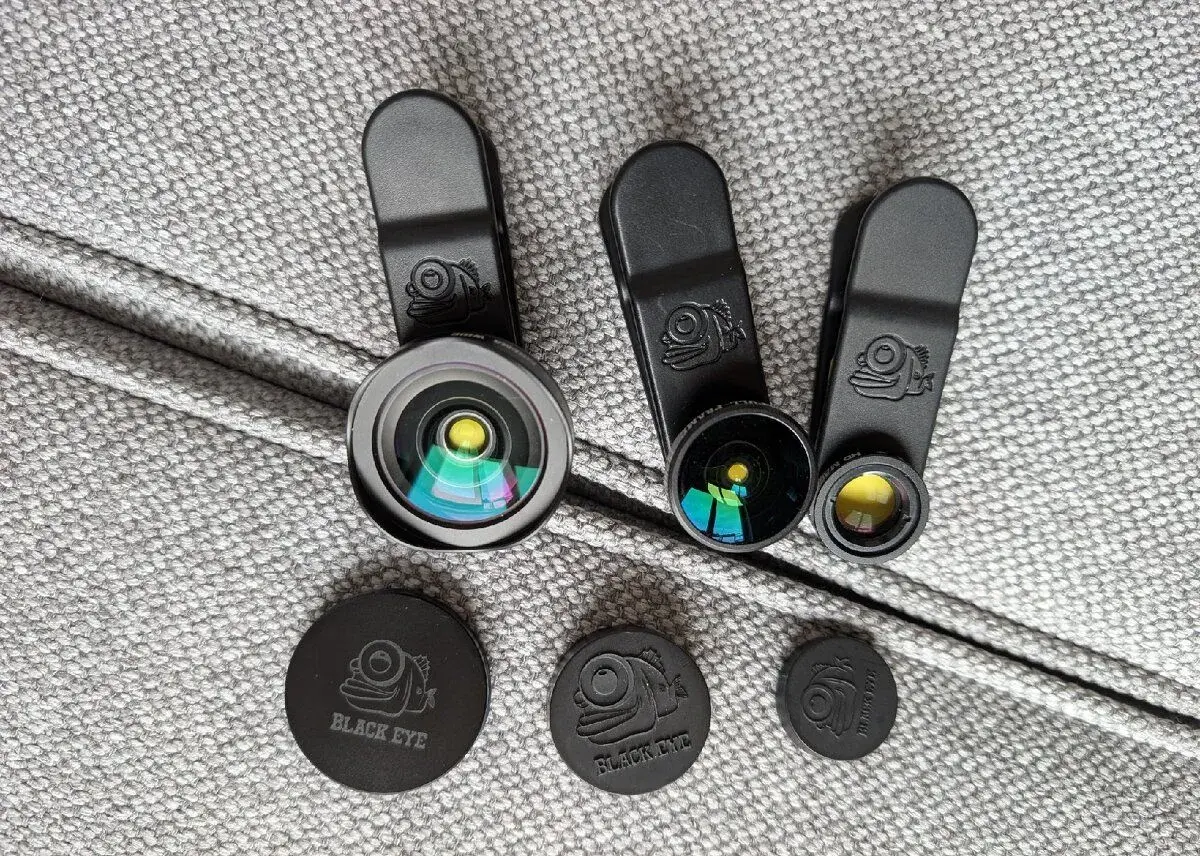 3 objektivy BLACK EYE na smartphone